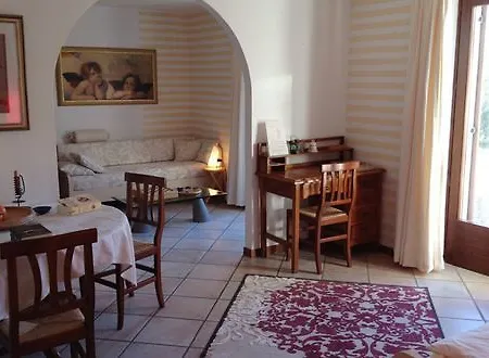 Romy Rocker Bed & Breakfast